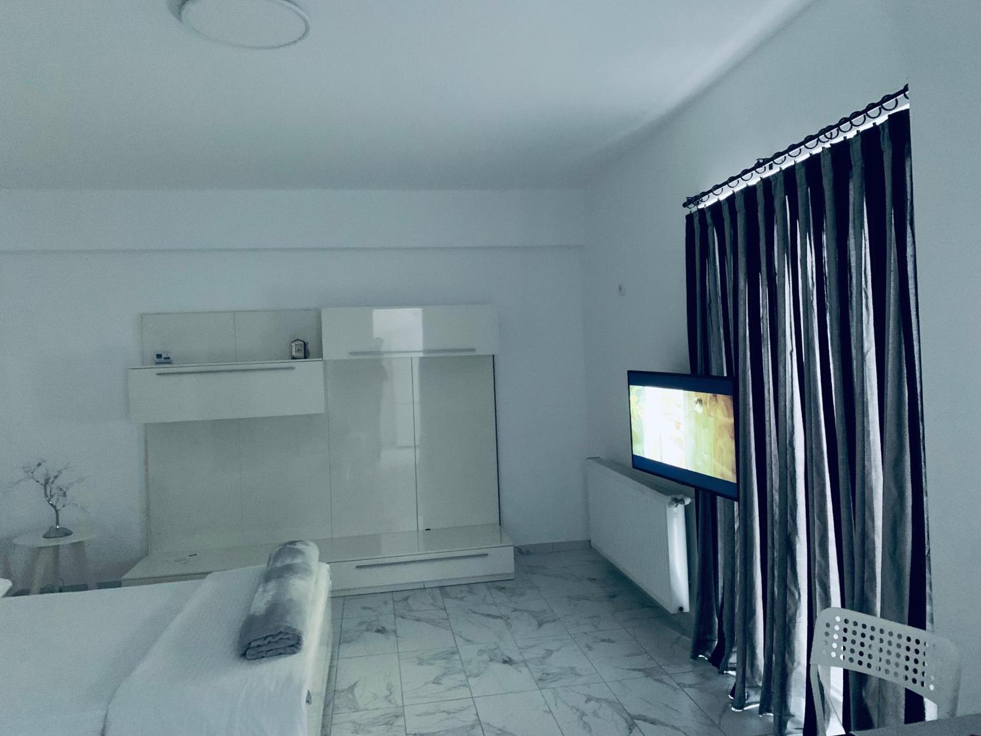 Maria With Free Private Parking Sector 4 Apartment *